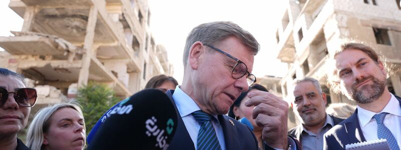 Außenminister Johann Wadephul (CDU) am Donnerstag in Harasta, einer weitgehend zerstörten Stadt Harasta, einer Vorstadt von Damaskus. Äußerungen über die Rückkehr von Syrern lösten Irritationen in den Reihen der Union aus. - Foto: Marcus Brandt/dpa