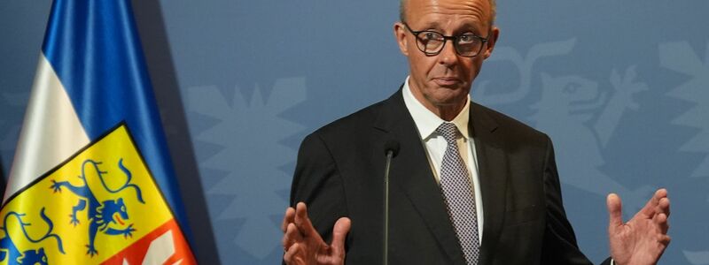 Kanzler Friedrich Merz äußerte sich am Montagabend in Husum auch zu der Diskussion über die Äußerungen von Außenminister Johann Wadephul (beide CDU) im Zusammenhang mit der Rückkehr von Syrern in ihr Heimatland. - Foto: Marcus Brandt/dpa