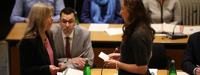 Mehrere Bürgerinnen und Bürger verfolgten die Vereidigung - Foto: Christoph Reichwein/dpa