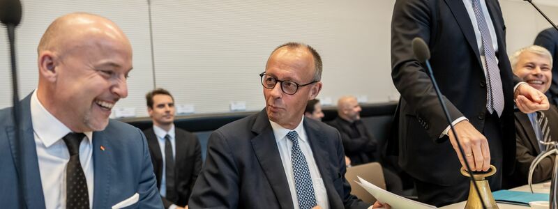 Bei der Sitzung der Unionsfraktion im Bundestag geht es auch um die Irritationen, die Außenminister Johann Wadephul (CDU) mit Äußerungen in Damaskus über die Rückkehr von Syrern in ihre Heimat ausgelöst hatte. - Foto: Michael Kappeler/dpa