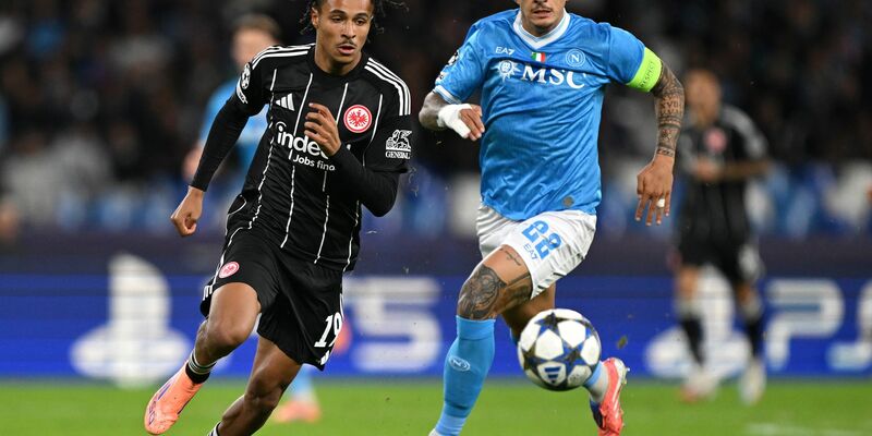 Eintracht-Coach Dino Toppmöller begleitete sein Team an der Seitenlinie, wirkte aber immer noch angeschlagen. - Foto: Arne Dedert/dpa