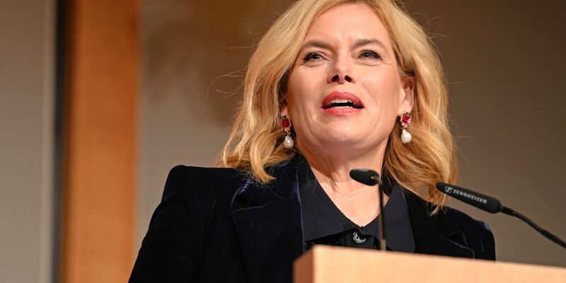 Julia Klöckner (v.l.-r., CDU), Bundestagspräsidentin, Mechthild Heil (CDU) und Frauenrechtlerin Alice Schwarzer lächeln für ein Selfie. - Foto: Elisa Schu/dpa