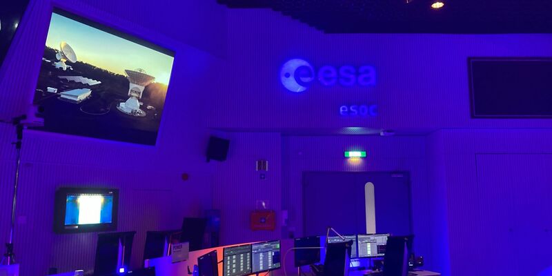 Der neue Erdbeobachtungssatellit soll vom Kontrollzentrum aus gesteuert werden. (Archivbild) - Foto: Oliver Pietschmann/dpa