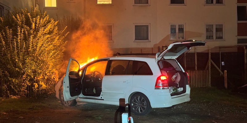 FW Bremerhaven: Brand eines Personenkraftwagens in der Grashoffstraße - Foto: presseportal.de