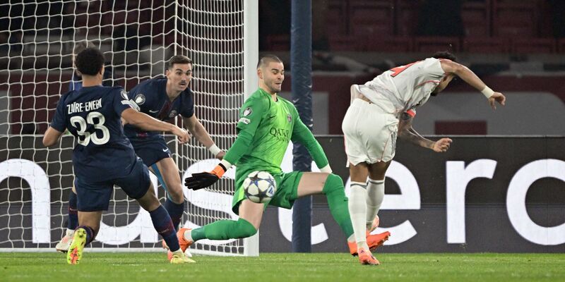 Die folgenschwere Szene: Bayerns Luis Díaz (unten) foult Achraf Hakimi bei seiner Grätsche. - Foto: Federico Gambarini/dpa