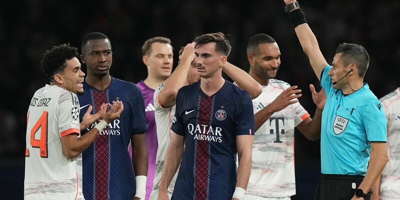 Der Moment, der das Spiel total verändert: Luis Díaz (l) sieht die Rote Karte. - Foto: Thibault Camus/AP/dpa