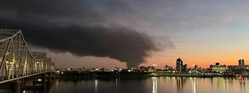 Die Rauchsäule über dem Absturzort war kilometerweit zu sehen. - Foto: Chuck Fugate/Chuck Fugate/AP/dpa