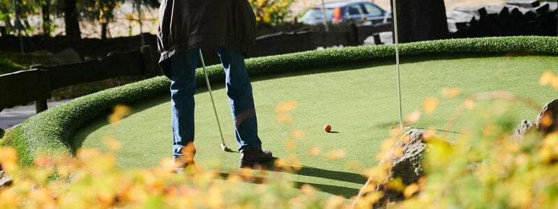 Manchmal ist es wie verflixt und der Ball kommt wieder aus dem Loch heraus. (Symbolbild) - Foto: Annette Riedl/dpa