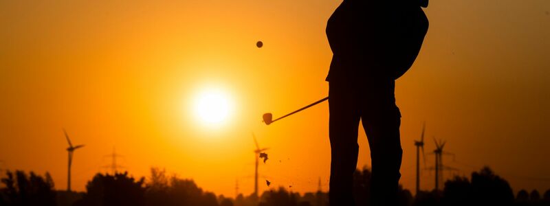Golfen bei Sonnenaufgang. (Symbolbild) - Foto: Julian Stratenschulte/dpa