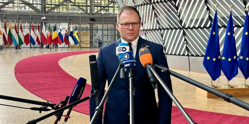 Bundesumweltminister Carsten Schneider (SPD) wirbt für das Ziel, die Emissionen in den nächsten 15 Jahren um 90 Prozent im Vergleich zu 1990 zu senken. - Foto: Katharina Redanz/dpa