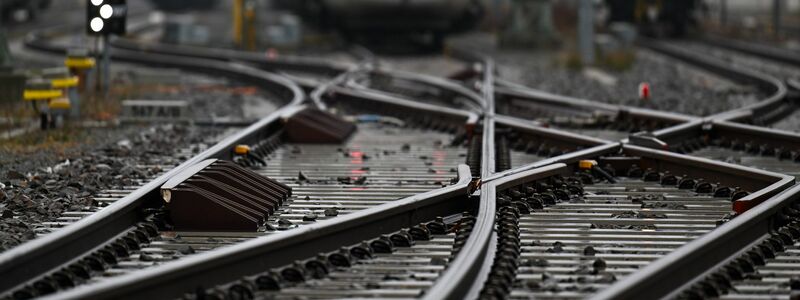 Die Deutsche Bahn will in einem Pilotprojekt erstmals «grünen» Stahl in Schienen verbauen. (Archivbild) - Foto: Hendrik Schmidt/dpa