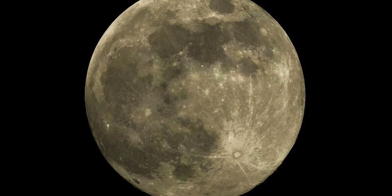 Das Phänomen Supermond begeistert immer wieder zahlreiche Menschen. (Archivbild) - Foto: Anupam Nath/AP/dpa