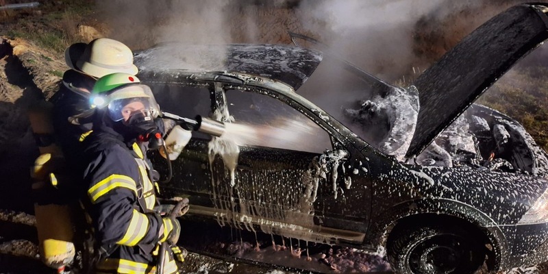 FFW Bergen: Brennt PKW auf B3 bei Grünewald - Foto: presseportal.de
