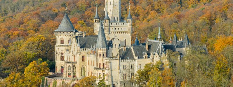 Schloss Marienburg bei Hannover verwandelt sich in «Maxton Hall» in ein britisches Eliteinternat. - Foto: Julian Stratenschulte/dpa