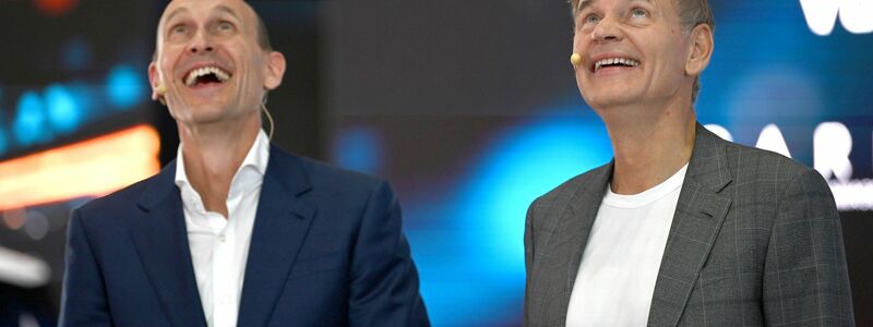 VW-Konzernchef Blume (r) sieht in der Strategie für China einen VW-eigenen Fünfjahresplan.  - Foto: Johannes Neudecker/dpa