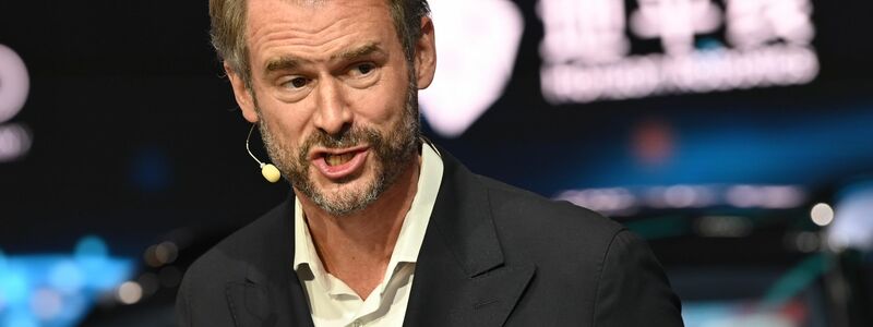 Cariad-Chef Bosch bezeichnete die neuen Produkte als KI-Chips.  - Foto: Johannes Neudecker/dpa