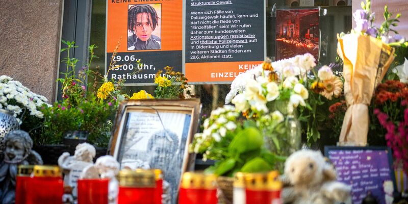 Nach dem gewaltsamen Tod des 21-jährigen Lorenz in Oldenburg hat die Staatsanwaltschaft Anklage gegen den beschuldigten Polizisten erhoben. (Archivbild) - Foto: Sina Schuldt/dpa
