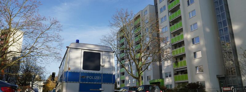 Die Beamten sicherten am frühen Morgen Material. - Foto: Manuel Genolet/dpa