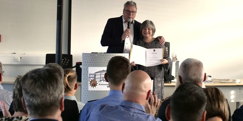 POL-PPWP: Polizeipräsident verabschiedet langjährige Mitarbeiterin in den Ruhestand - Foto: presseportal.de