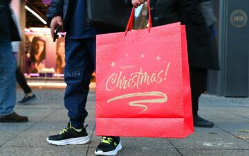 Viele Einzelhändler rechnen in diesem Jahr mit einem eher bescheidenen Weihnachtsgeschäft. (Symbolbild) - Foto: Elisa Schu/dpa