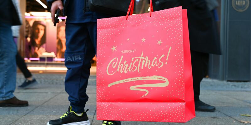 Viele Einzelhändler rechnen in diesem Jahr mit einem eher bescheidenen Weihnachtsgeschäft. (Symbolbild) - Foto: Elisa Schu/dpa