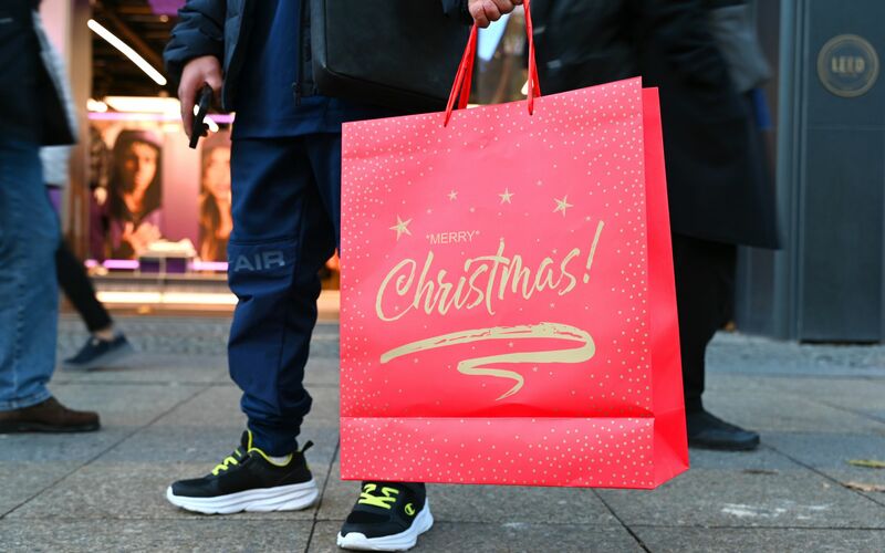 Viele Einzelhändler rechnen in diesem Jahr mit einem eher bescheidenen Weihnachtsgeschäft. (Symbolbild) - Foto: Elisa Schu/dpa
