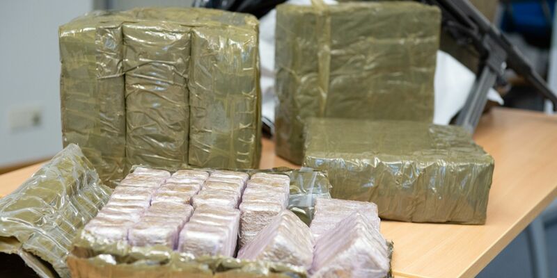 Im Kühlschrank eines mutmaßlichen Drogenschmugglers finden Zollbeamte Haschisch - getarnt als Dubai-Schokolade. (Symbolbild) - Foto: Timm Schamberger/dpa