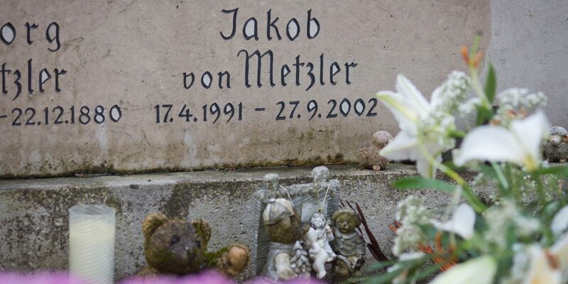 Der verurteilte Mörder von Jakob von Metzler bleibt weiter in Haft. Sein Antrag auf vorzeitige Entlassung liegt vorerst auf Eis – er hat das Prüfverfahren gestoppt. (Archivbild) - Foto: Frank Rumpenhorst/dpa