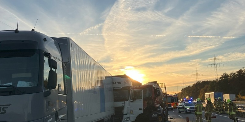 FW Hannover: Die Feuerwehr Hannover wurde heute Morgen zu einem Verkehrsunfall auf die A2 alarmiert. Bei dem Unfall wurde ein LKW-Fahrer verletzt. Die A2 war in Fahrtrichtung Dortmund gesperrt. - Foto: presseportal.de