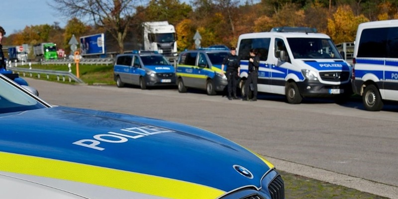 POL-DA: Lampertheim / A67: Behördenübergreifende Verkehrskontrolle / Über 200 Fahrzeuge und rund 400 Personen kontrolliert - Foto: presseportal.de