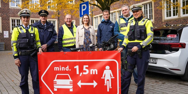 POL-COE: Kreis Coesfeld/Für mehr Sicherheit im Straßenverkehr: #anderthalbmeterAbstand - Aufkleber-Aktion von Polizei, Stadt Coesfeld und ADFC - Foto: presseportal.de