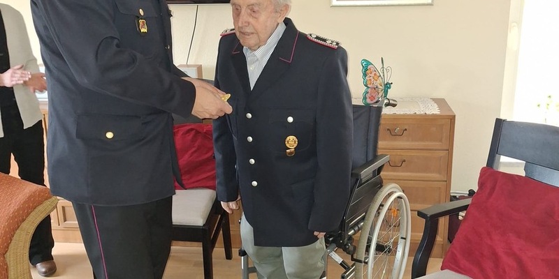 FW-ROW: Eine außergewöhnliche Ehrung - Christoph Bardenhagen seit 80 Jahren Mitglied der Feuerwehr - Foto: presseportal.de