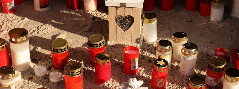 Viele Kerzen erinnern an den achtjährigen Fabian, der einem Gewaltverbrechen zum Opfer fiel. - Foto: Bernd Wüstneck/dpa