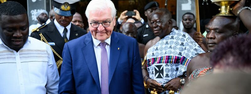 Bundespräsident Frank-Walter Steinmeier stellt sich in Ghana ausdrücklich hinter Außenminister Johann Wadephul (CDU). - Foto: Bernd von Jutrczenka/dpa