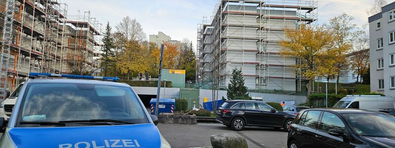 Die Leichen wurden in einem Wohnhaus gefunden. - Foto: Andreas Rosar/-/dpa