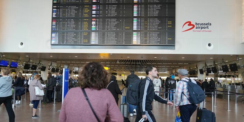 Am Dienstagabend kam der Flugbetrieb am Brüsseler Flughafen wegen Drohnen zweimal zum Erliegen. - Foto: Virginia Mayo/AP/dpa