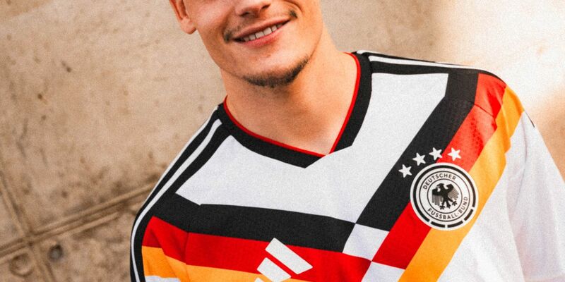 Großer Fan des neuen DFB-Trikots: Stürmer Nick Woltemade. - Foto: -/Adidas/dpa