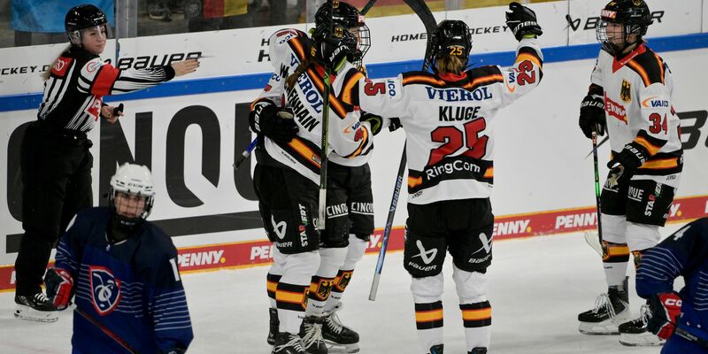 Harte Kampf zum Auftakt für das deutsche Frauenteam - Foto: Peter Kneffel/dpa