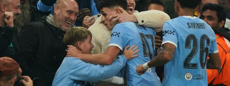 Phil Foden (M) schoss an diesem Abend besonders präzise. - Foto: Ian Hodgson/AP/dpa