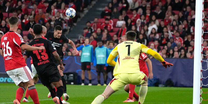 Alejandro Grimaldo (Mitte) lieferte sich ein umkämpftes Duell mit seinem Ex-Club Benfica. - Foto: Ana Brigida/AP/dpa