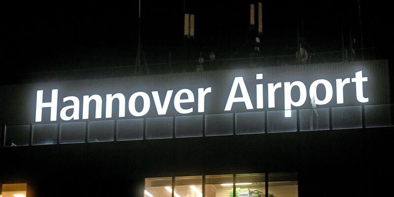 Flieger wurden teils umgeleitet oder konnten erst später landen. (Symbolbild) - Foto: Holger Hollemann/dpa