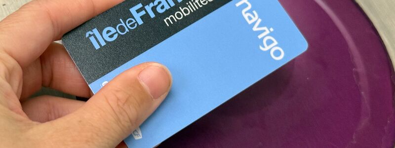 Auf die Navigo-Karten in Paris lassen sich verschiedene Fahrkartentypen herunterladen (Archivbild). - Foto: Rachel Sommer/dpa