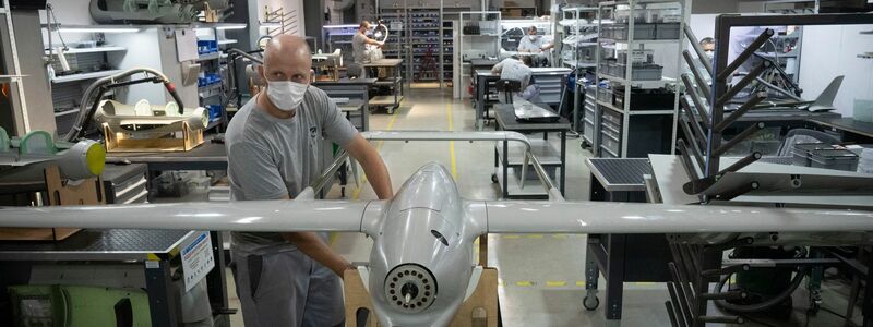 Die Ukraine gilt mittlerweile unter anderem im Bereich der Drohnenproduktion als Vorbild. (Archivbild) - Foto: Efrem Lukatsky/AP