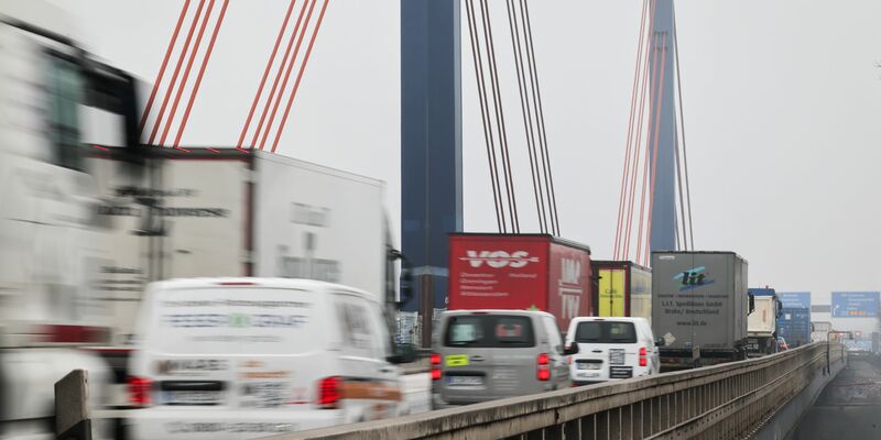 Müsste die Norderelbbrücke kurzfristig gesperrt werden, wäre der volkswirtschaftliche Schaden immens. (Archivbild) - Foto: Christian Charisius/dpa