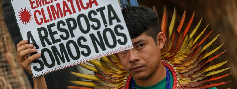 Ein Aktivist ist vor dem Gelände der Weltklimakonferenz in Brasilien zu sehen. (Archivbild) - Foto: Marcelo Camargo/Agencia Brazil/dpa