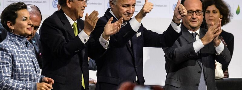 Der Jubel 2015 in Paris war groß: Die Welt hatte sich auf den Kampf gegen die Klimakrise geeinigt - und darauf die Erderwärmung möglichst auf 1,5 Grad zu begrenzen. (Archivbild) - Foto: picture alliance / dpa