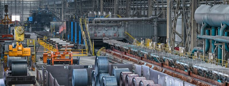 Wie kann die unter Druck geratene Stahlindustrie in Deutschland wieder wettbewerbsfähiger werden? Darüber wollen Politik und Wirtschaft bei einem Stahlgipfel im Kanzleramt sprechen. (Archivbild) - Foto: Patrick Pleul/dpa