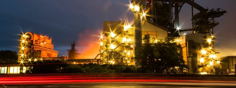 Thema beim «Stahlgipfel» ist auch der Umbau hin zu klimafreundlicheren Produktionsverfahren. (Archivbild) - Foto: Andreas Arnold/dpa