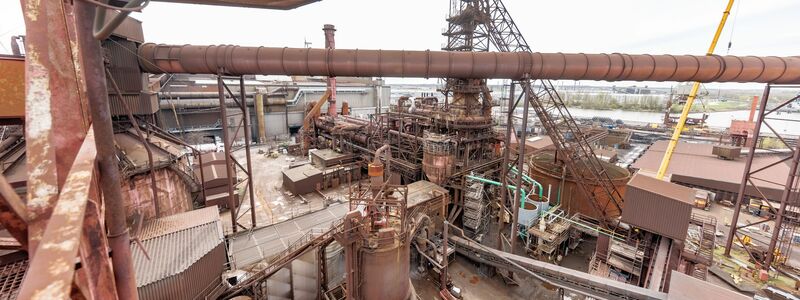 Die Direktreduktionsanlage auf dem ArcelorMittal-Stahlstandort Hamburg wird mit Erdgas betrieben und ist seit mehr als 50 Jahren in Betrieb. (Archivbild) - Foto: Markus Scholz/dpa