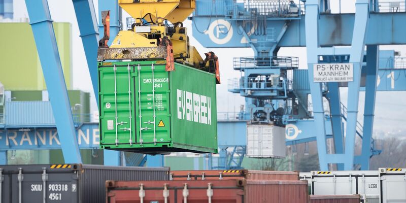 Die DIHK ist bei ihren Konjunkturerwartungen pessimistischer als die Bundesregierung. (Symbolbild) - Foto: Sebastian Gollnow/dpa